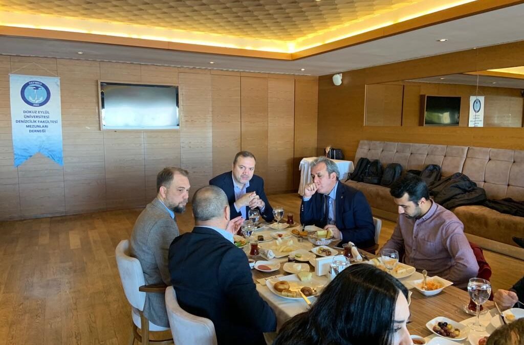 İstanbul’da düzenlenen kahvaltıda İmeak Dto Yönetim Kurulu Başkanı Sn. Tamer Kıran mezunlarımız ile biraraya geldi.