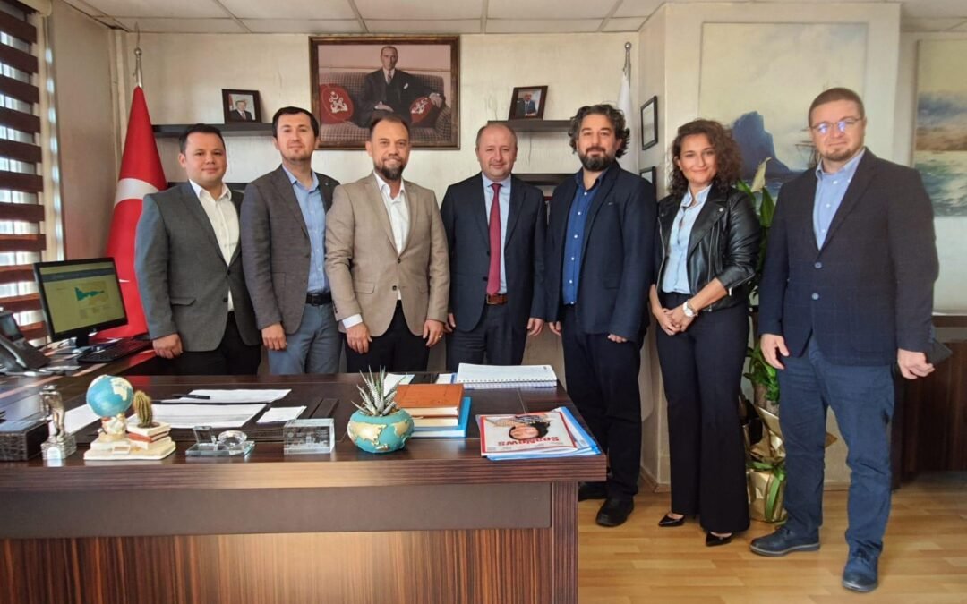 DEFMED olarak, Kocaeli Liman Başkanlığına atanmış olan mezunumuz Erol Ekmekçi’ye hayırlı olsun ziyaretinde bulunduk.